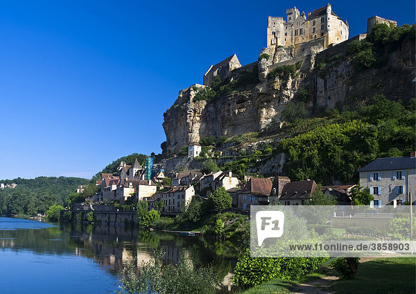 Ch‚teau de Beynac Burg Beynac mit Blick auf das Dorf und die Dordogne Beynac-et-Cazenac Frankreich Europa
