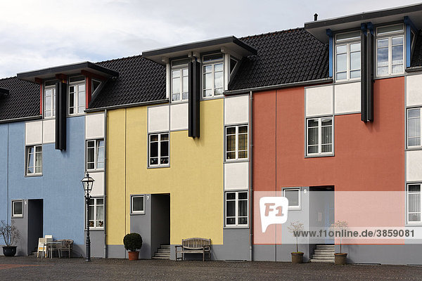 Drei moderne bunte Reihenhäuser  Krefeld-Linn  Nordrhein-Westfalen  Deutschland  Europa