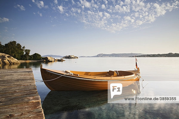 Boot spiegelt sich bei Tagesanbruch im Wasser  Sardinien  Italien  Europa