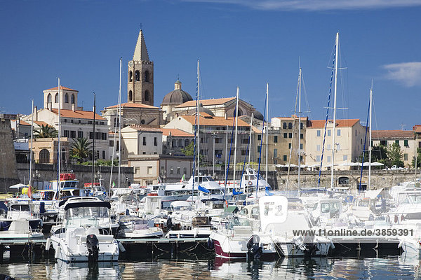 Hafen von Alghero mit Blick auf die Altstadt  Provinz Sassari  Sardinien  Italien  Europa