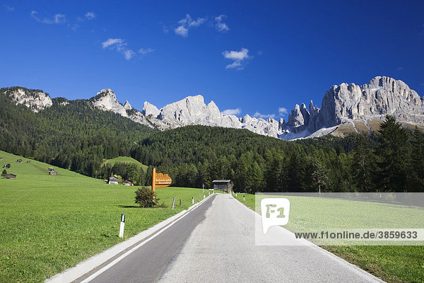 Straße von Sankt Zyprian in Richtung Rosengarten  Dolomiten  Trentino-Südtirol  Italien  Europa
