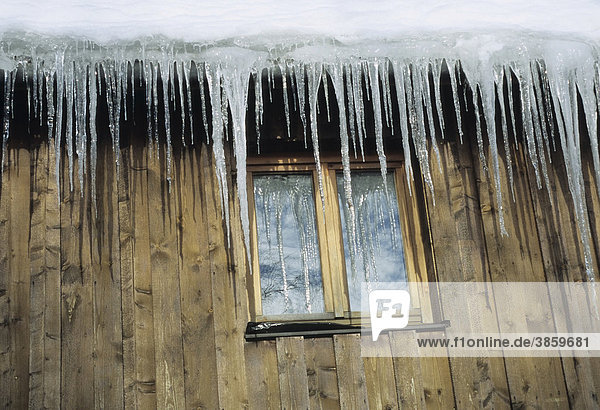 Eiszapfen an einem Fenster  Schwarzwald  Baden-Württemberg  Deutschland  Europa