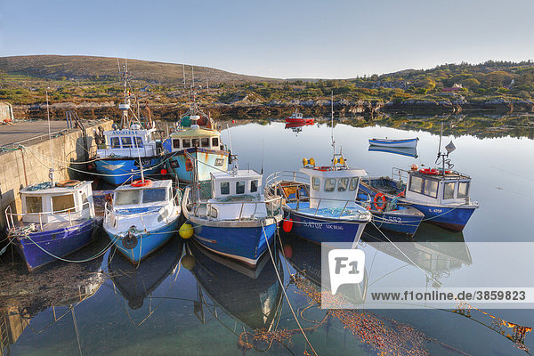 Fischkutter in Ballycrovane Harbour  Eyeries  Beara-Halbinsel  County Cork  Irland  Britische Inseln  Europa