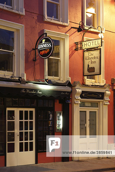 Hotel The Wander Inn und Guinness-Werbung  Kenmare  Ring of Kerry  County Kerry  Irland  Britische Inseln  Europa