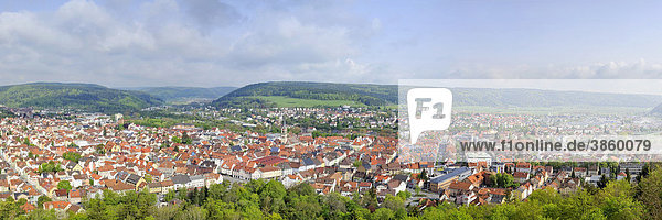 Panoramablick über die große Kreisstadt Tuttlingen  Landkreis Tuttlingen  Baden-Württemberg  Deutschland  Europa