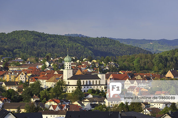 Blick auf die Stadt Stockach mit der St. Oswaldkirche  Landkreis Konstanz  Baden-Württemberg  Deutschland  Europa