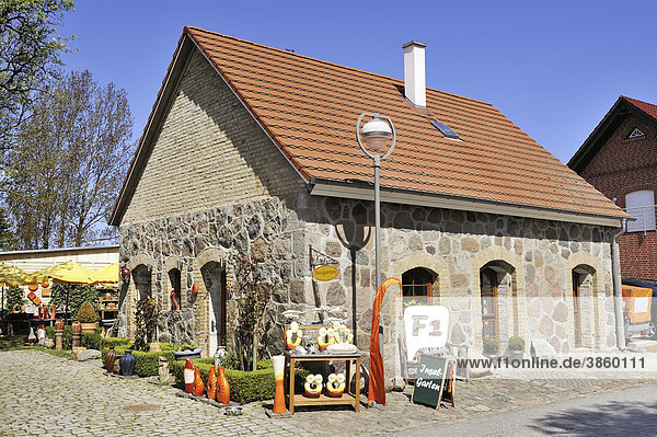 Traditionelles Landhaus mit Kunstatelier in Putgarten bei Kap Arkona  Insel Rügen  Mecklenburg-Vorpommern  Deutschland  Europa