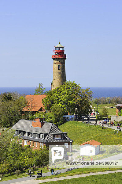 Blick zum Touristenzentrum Kap Arkona mit dem 35 Meter hohen Leuchtturm  Insel Rügen  Mecklenburg-Vorpommern  Deutschland  Europa