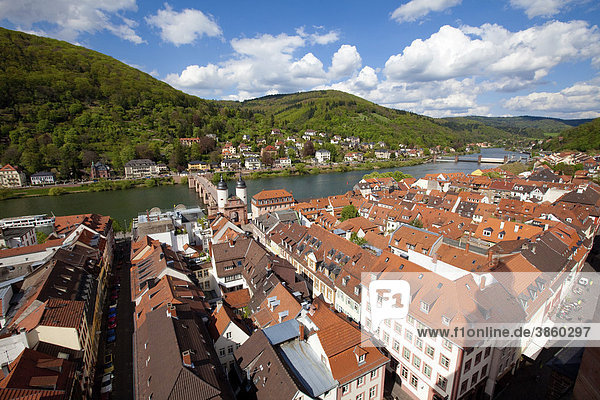 Blick auf Heidelberg nach Norden mit dem alten Brückentor  Neckar  Heidelberg  Baden-Würtemberg  Deutschland  Europa
