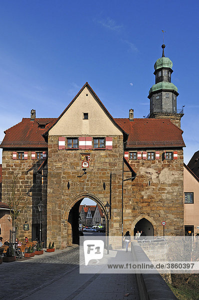Das Nürnberger Tor  hinten die Johanniskirche  Marktplatz  Lauf an der Pegnitz  Mittelfranken  Bayern  Deutschland  Europa