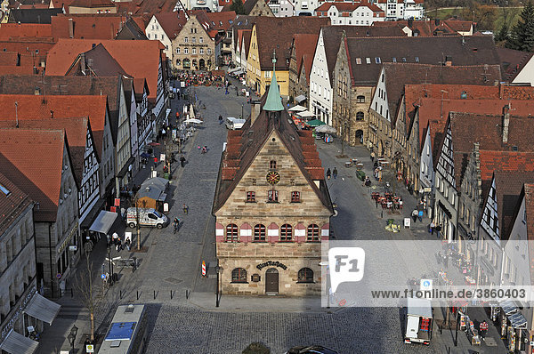 Blick vom Turm der Johanniskirche auf den Marktplatz mit dem alten Rathaus  Marktplatz  Lauf an der Pegnitz  Mittelfranken  Bayern  Deutschland  Europa