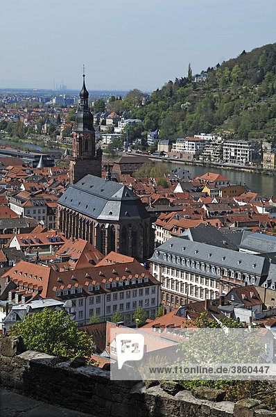 Blick vom Schloss auf Heidelberg mit Heiliggeistkirche und Neckar  Schlosshof  Heidelberg  Baden-Württemberg  Deutschland  Europa