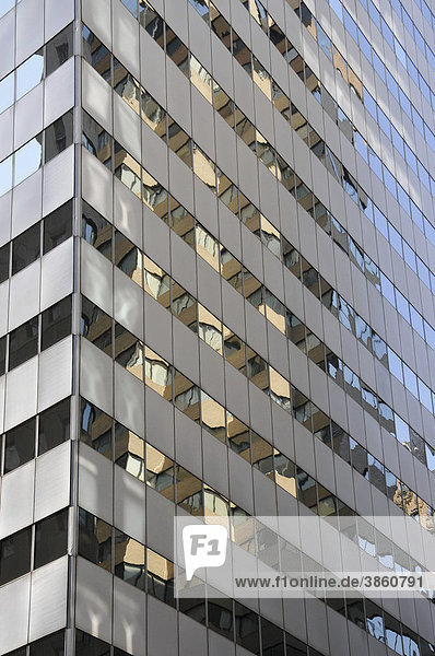 Spiegelung an Glasfront eines Hochhauses  New Street  Financial District  New York City  New York  USA  Vereinigte Staaten  Nordamerika