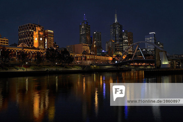 Melbourne  Skyline der Stadt am Yarra River bei Nacht  Australien