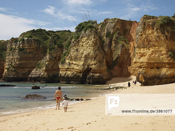 Typische Steilküste am Strand Praia da Dona Ana bei Lagos  Algarve  Portugal  Europa
