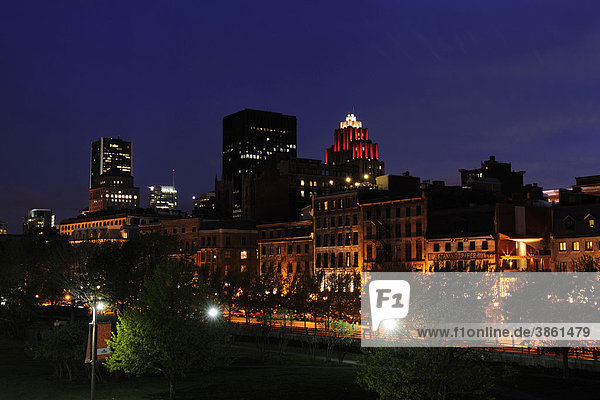 Skyline mit der historischen Altstadt im Vordergrund  Montreal  Quebec  Kanada