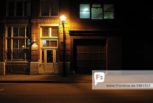 Stimmungsvoll angeleuchtete Fassade in der geschichtsträchtigen Altstadt von Montreal  Quebec  Kanada