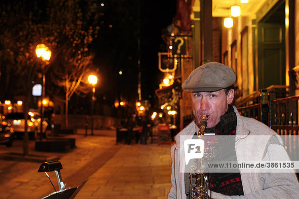 Saxophonspieler in der historischen Altstadt von Quebec Stadt  Quebec  Kanada