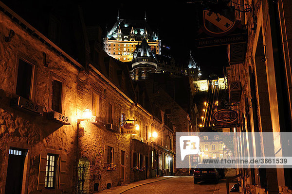 Die Rue sous le fort  darüber thront das Chateau Frontenac in der historischen Altstadt von Quebec Stadt  Quebec  Kanada