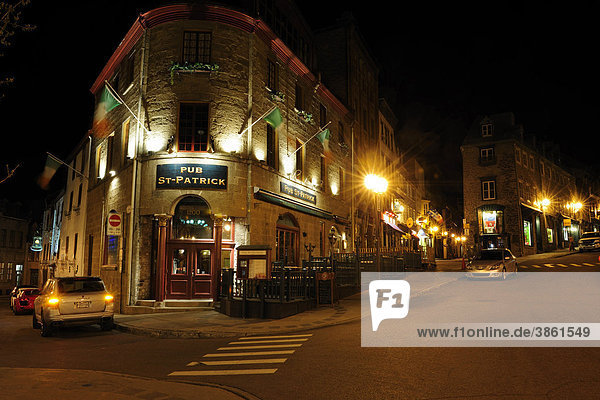 Nachtstimmung auf der Rue Saint Jean in der historischen Altstadt von Quebec Stadt  Quebec  Kanada