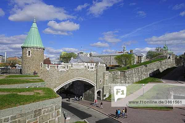 Die Stadtmauer um die historische Altstadt von Quebec Stadt  Quebec  Kanada