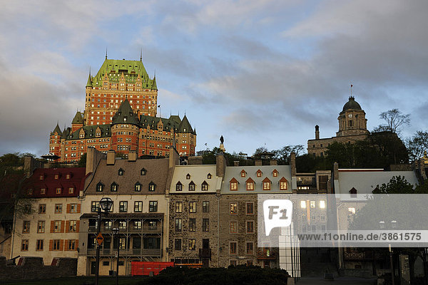 Das berühmte Chateau Frontenac thront über der historischen Altstadt von Quebec Stadt  Quebec  Kanada