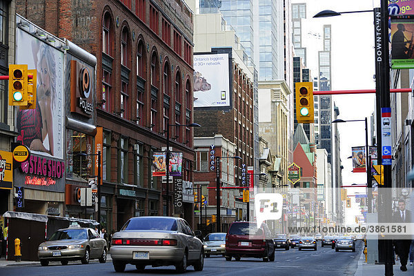 Yonge Street  die geschäftigste Straße mitten im Zentrum von Toronto  Ontario  Kanada