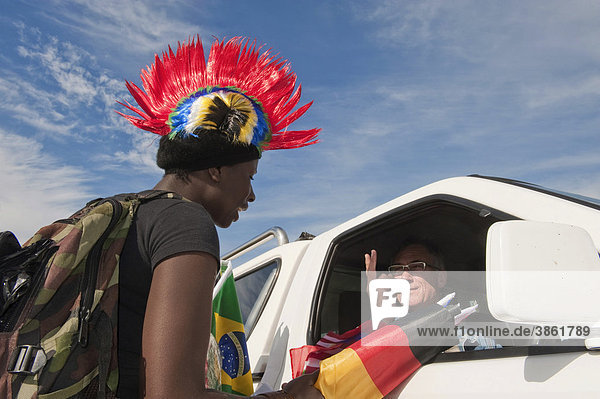 Straßenhändler verkauft Utensilien für die Fußballweltmeisterschaft in Kapstadt  Südafrika  Afrika