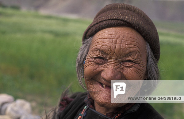 Porträt einer alten Frau  Zanskar  Nordindien  Indien  Asien