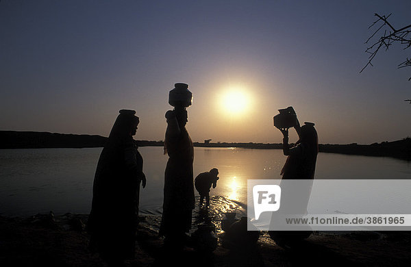 Frauen beim Wasserholen an einem Wasserreservat  Wüste Thar  Rajasthan  Indien  Asien