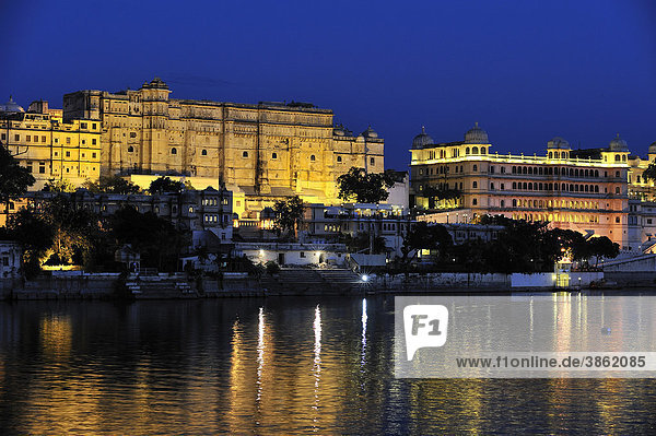 City Palace of Udaipur and Lake Pichola in the evening light  home of the Maharaja of Udaipur  a museum and a luxury hotel  Udaipur  Rajasthan  India  Asia