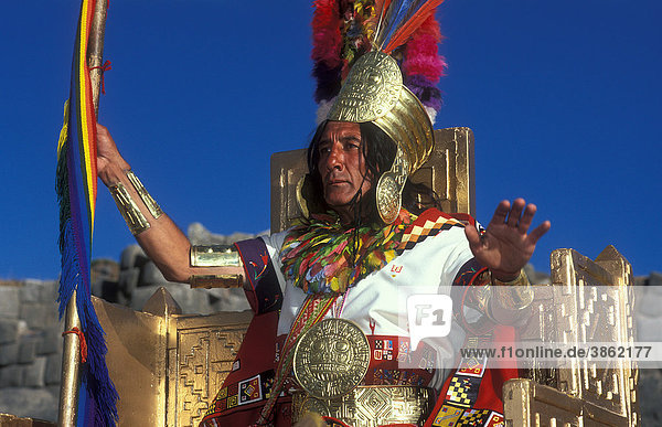 Inkaherrscher mit Goldschmuck auf goldenem Thron  traditionelles Fest Inti Raymi  Wintersonnenwende  bedeutendes Fest aus der Inkazeit  Peru  Südamerika