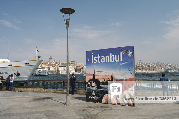 Blick vom Stadtteil Eminoenue auf der europäischen Seite der Stadt auf das Goldene Horn und den Hafen  Istanbul  Türkei