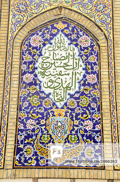 an Baalbek Bau Bauten Bauwerk Bauwerke bunt bunte bunter buntes close close-up close-ups closeup closeups dekorativ dekorative dekorativer dekoratives der Detail Details farbig farbige farbiger farbiges Fassade Fassaden floral florale floraler florales Gebäude Gebäudefassade Gebäudefassaden Gebaeude Gebaeudefassade Gebaeudefassaden Glaube glauben Hausfassade Hausfassaden Ideogramm Ideogramme iranisch iranische iranischen iranischer iranisches Islam islamisch islamische islamischer islamisches Kunst kunstvoll kunstvolle kunstvoller kunstvolles Kunstwerk Kunstwerke Libanon menschenleer Mosaik Mosaike Moschee Moscheen Nahaufnahme Nahaufnahmen Naher Nahost Nahosten niemand Orient orientalisch orientalische orientalischer orientalisches Osten religiös religiöse religiöser religiöses religioes religioese religioeser religioeses Religion Südwestasien Sakralbau Sakralbauten Schriftzeichen Suedwestasien up ups verziert verzierte verzierter verziertes Verzierung Verzierungen von Vorderasien Westasien