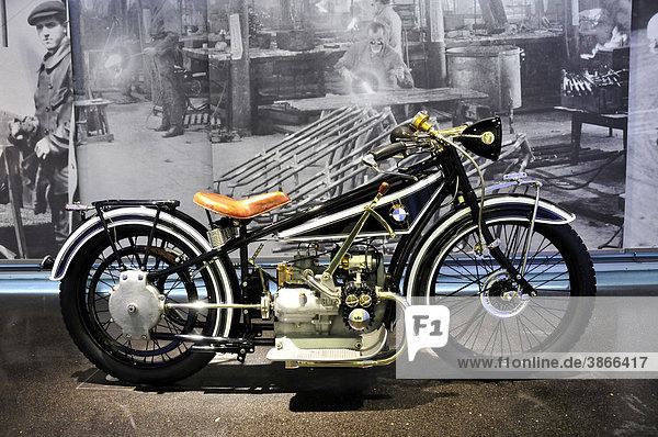 20er 1923 alt alte alter altes Altes Ausstellung Ausstellungen Ausstellungsstück Ausstellungsstücke Ausstellungsstueck Ausstellungsstuecke Autohersteller Automarke Automobilhersteller Automobilindustrie Automobilwirtschaft bayerisch bayerische bayerischer bayerisches Bayern bayrisch bayrische bayrischer bayrisches BMW BMW-Museum BMW-R32 BRD Bundesrepublik deutsch deutsche deutscher deutsches Deutschland ein eine einer eines eins einzeln einzelne einzelner einzelnes europäisch europäische europäischer europäisches Europa europaeisch europaeische europaeischer europaeisches Exponat Exponate Fahrzeug Fahrzeuge ganz ganze ganzer ganzes gesamt gesamte gesamter gesamtes im innen Innenaufnahme Jahre Kultur kulturell kulturelle kultureller kulturelles Kulturen München menschenleer Motorräder Motorrad Motorraeder Muenchen Museen Museum niemand R32 Süddeutschland Seite Seitenansicht seitlich Sueddeutschland vollständig vollständige vollständiger vollständiges vollstaendig vollstaendige vollstaendiger vollstaendiges von Zwanziger Zwanzigerjahre