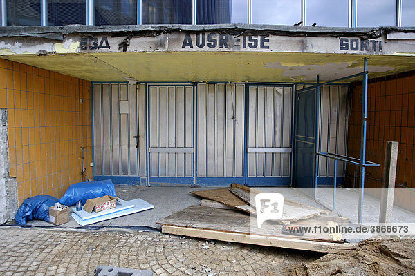 am Architektur außen Außenaufnahme Ausreise Ausreisehalle aussen Aussenansicht Aussenansichten Aussenaufnahme Aussenaufnahmen Bahnhof Bauwerk Bauwerke bei Berlin BRD Bundesrepublik DDR Demokratische der deutsch deutsch-deutsche deutsche Deutsche deutscher deutsches Deutschland die Dorotheenstadt draußen draussen ehemalig ehemalige ehemaliger ehemaliges ehemals europäisch europäische europäischer europäisches Europa europaeisch europaeische europaeischer europaeisches für Friedrichstraße Friedrichstrasse fuer Gebäude Gebaeude geteilten Grenzübergänge Grenzübergang Grenzübergangsstelle Grenze Grenzen Grenzpunkt Grenzpunkte Grenzuebergaenge Grenzuebergang Grenzuebergangsstelle Hauptstädte Hauptstadt Hauptstaedte im innerdeutsche innerhalb menschenleer Mitte niemand Ortsteil Republik Stadt Tag Tage Tageslicht tagsüber tagsueber Tränenpalast Traenenpalast ugs Zonengrenze