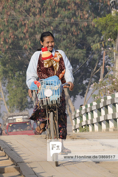 über  überqueren  überquerend  überquerende  überquerender  überquerendes  überquert  am  asiatisch  asiatische  asiatischer  asiatisches  Asien  außen  Außenaufnahme  auf  aussen  Aussenaufnahme  Aussenaufnahmen  Baby  Baby-Tragetücher  Baby-Tragetuch  Baby-Tragetuecher  Babys  bei  Bikerin  Bikerinnen  Birma  birmesisch  birmesische  birmesischer  birmesisches  Brücke  Brücken  Bruecke  Bruecken  Burma  burmesisch  burmesische  burmesischer  burmesisches  dem  draußen  draussen  eine  einheimisch  Einheimische  einheimische  einheimischer  einheimisches  fährt  faehrt  fahren  fahrend  fahrende  fahrender  fahrendes  Fahrräder  Fahrrad  Fahrradfahrerin  Fahrradfahrerinnen  Fahrraeder  Frau  Frauen  im  in  Inle  Inle-See  jung  junge  junger  junges  Kid  Kids  Kind  Kinder  klein  kleine  kleiner  kleines  Kleinkind  Kleinkinder  lächeln  lächelnd  lächelnde  lächelnder  lächelndes  lächelt  laecheln  laechelnd  laechelnde  laechelnder  laechelndes  laechelt  Leute  Mütter  Mama  Mamas  Mensch  Menschen  mit  Muetter  Mutter  Myanmar  Nyaungshwe  Person  Personen  Räder  Rad  radfahren  radfahrend  radfahrende  radfahrender  radfahrendes  Radfahrerin  Radfahrerinnen  Raeder  Südostasien  See  Suedostasien  Tag  Tage  Tageslicht  tagsüber  tagsueber  Tragetücher  Tragetuch  Tragetuecher  ueber  ueberqueren  ueberquerend  ueberquerende  ueberquerender  ueberquerendes  ueberquert  weiblich  weibliche  weiblicher  weibliches