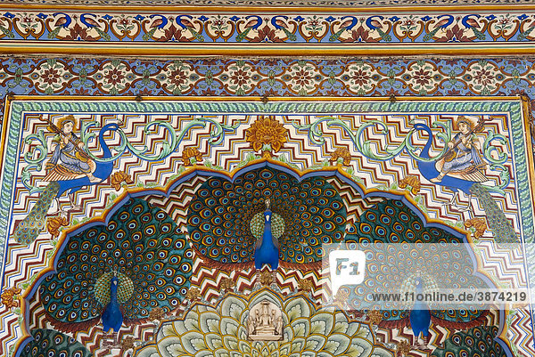 am Architektur asiatisch asiatische asiatischer asiatisches Asien außen Außenaufnahme Ausflugsziel Ausflugsziele aussen Aussenansicht Aussenansichten Aussenaufnahme Aussenaufnahmen Bauwerk Bauwerke bei bekannt bekannte bekannter bekanntes bemalt bemalte bemalter bemaltes Bemalung Bemalungen berühmt berühmte berühmter berühmtes beruehmt beruehmte beruehmter beruehmtes blaue Dekoration Dekorationen dekorativ dekorative dekorativer dekoratives dekoriert dekorierte dekorierter dekoriertes draußen draussen Fassade Fassaden Gebäude Gebäudefassade Gebäudefassaden Gebaeude Gebaeudefassade Gebaeudefassaden Hausfassade Hausfassaden im Indien indisch indische indischer indisches Jaipur Kunst Kunstwerk Kunstwerke Malerei menschenleer Monsuntor Mosaik Mosaike niemand Ornament Ornamente Ornamentik Paläste Palaeste Palast Pfaue Prachtbau Prachtbauten Rajasthan Sehenswürdigkeit Sehenswürdigkeiten sehenswert sehenswerte sehenswerter sehenswertes Sehenswuerdigkeit Sehenswuerdigkeiten Stadtpalast Tag Tage Tageslicht tagsüber tagsueber Touristenattraktion Touristenattraktionen Verzierung Verzierungen Wandgemälde Wandgemaelde Wandmalerei Wandmalereien