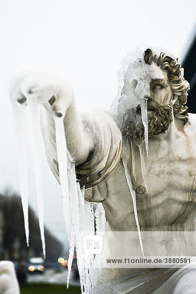 Statue einer wilden männlichen Figur  die in die Ferne zeigt  Gesicht von Eiszapfen verdeckt.