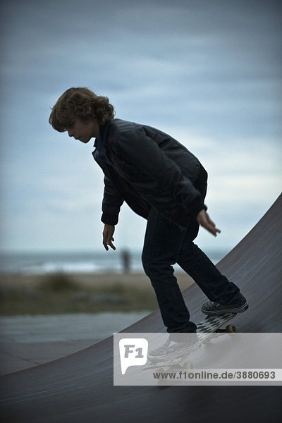Preteen Junge Skateboarding