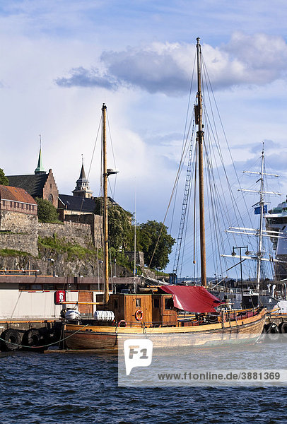 Altes Fischerboot im Hafen von Oslo  Norwegen  Skandinavien  Europa