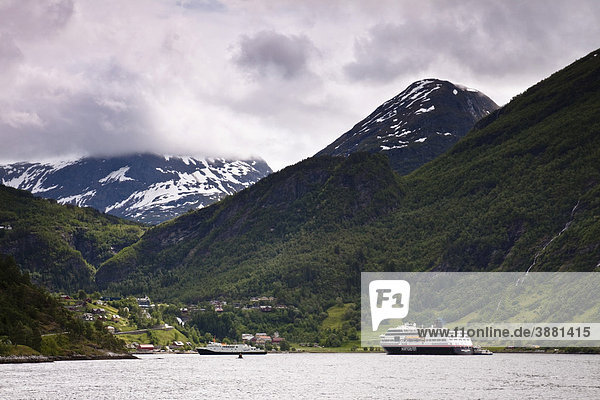 Der Ort Geiranger im Geirangerfjord mit Hurtigrutenschiff  Norwegen  Skandinavien  Europa