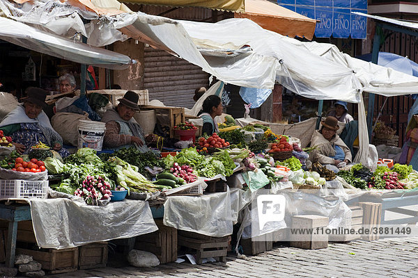 Ein Marktstand mit Cholitas  traditionellen bolivianischen Frauen mit Filzhüten  La Paz  Bolivien  Südamerika