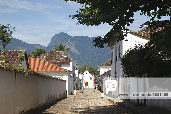 Straße in der Kolonialstadt Paraty  Costa Verde  Bundesstaat Rio de Janeiro  Brasilien  Südamerika