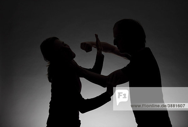 Mann schlägt eine Frau  Symbolbild Gewalt in der Ehe  häusliche Gewalt  Misshandlung