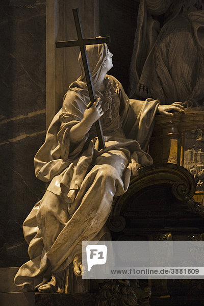 Statue des Glaubens flankierend Denkmal für den seligen Papst Innozenz XI  Petersdom  Rom  Italien