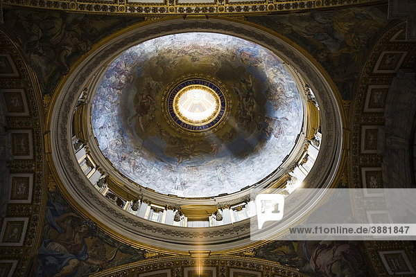 Kleine Kuppel in der Decke des Petersdoms  Rom  Italien