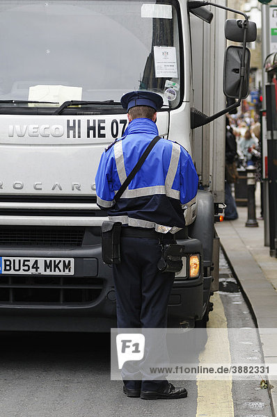 Mitarbeiter der Polizei schreibt einen Strafzettel für einen widerrechtlich geparkten Lieferwagen  Oxford  England  Vereinigtes Königreich  Europa