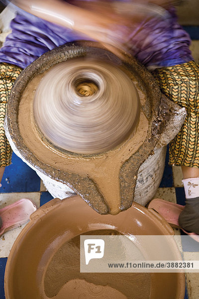 Frau nutzt Argan-Nussmühle zur Herstellung von Arganöl  Essaouira  Marokko