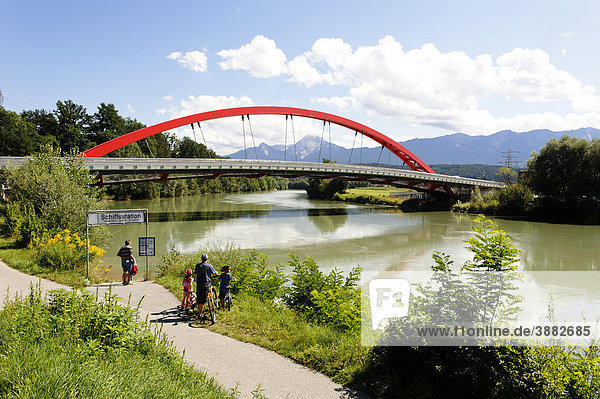 Drau bicycle lane  Villach  Draubruecke bridge and Drau river  Carinthia  Austria  Europe